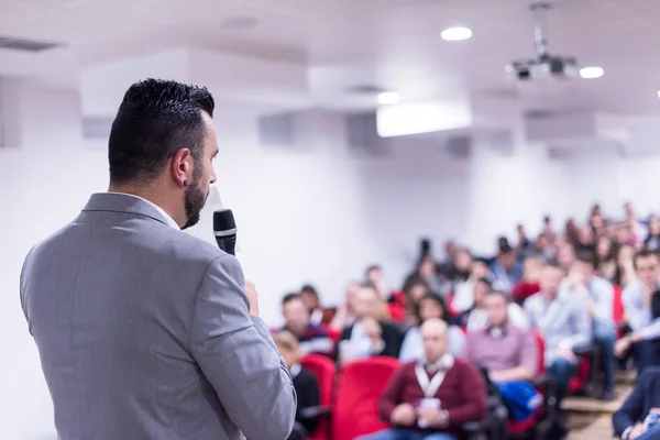 Odnoszący sukcesy biznesmen prezentujący się w sali konferencyjnej — Zdjęcie stockowe