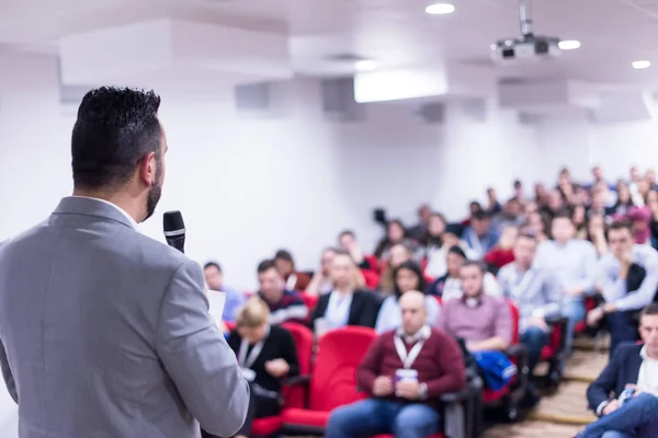 Succesvolle zakenman geeft presentaties in conferentieruimte — Stockfoto