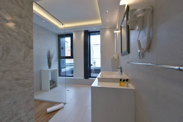 Minimalistische bathrom in modern hotel — Stockfoto