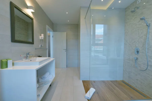Banheiros minimalistas no hotel moderno — Fotografia de Stock