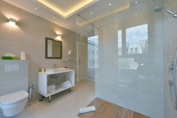 Minimalistyczny bathrom w nowoczesnym hotelu — Zdjęcie stockowe