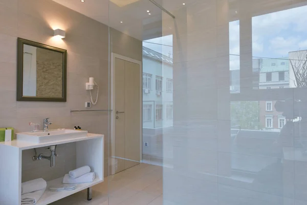 Salle de bain minimaliste dans un hôtel moderne — Photo