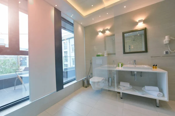 Minimalistyczny bathrom w nowoczesnym hotelu — Zdjęcie stockowe