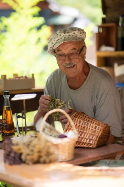 Kräuterkundige — Stockfoto