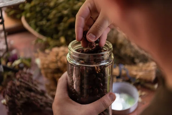 Herbalist pequeno empresário proprietário — Fotografia de Stock