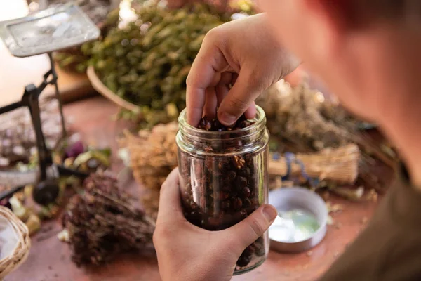 Herbalist pequeno empresário proprietário — Fotografia de Stock