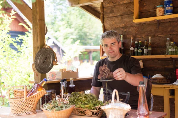 Herbalist pequeno empresário proprietário — Fotografia de Stock