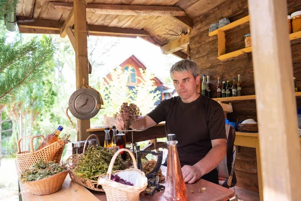 Herbalist pequeno empresário proprietário — Fotografia de Stock