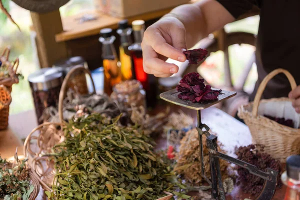 Herbalist pequeno empresário proprietário — Fotografia de Stock