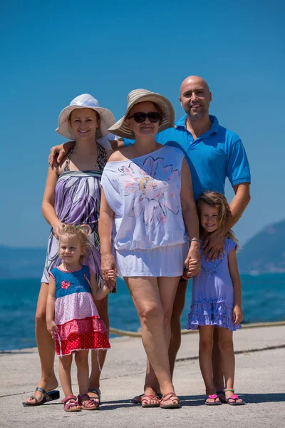Portrét šťastné rodiny s více generaci u moře — Stock fotografie