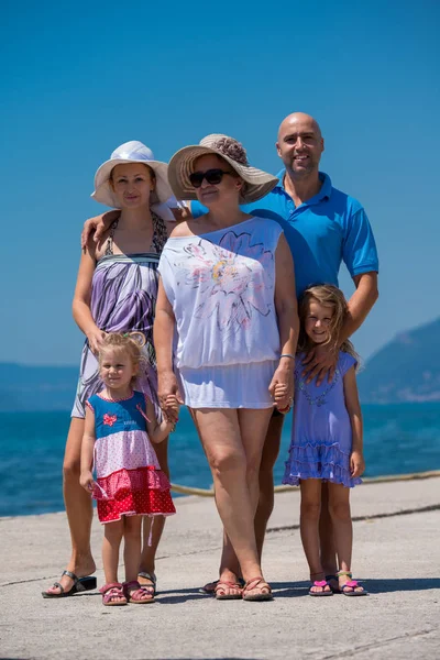 Retrato de familia feliz multi generación junto al mar — Foto de Stock