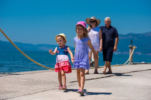 Großeltern und Enkelinnen am Meer — Stockfoto