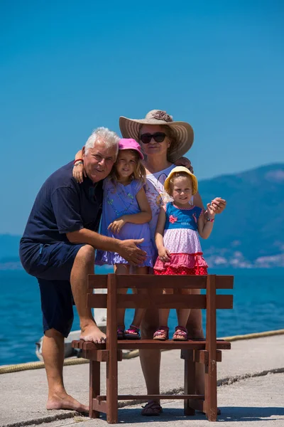 Retrato de abuelos y nietas junto al mar —  Fotos de Stock