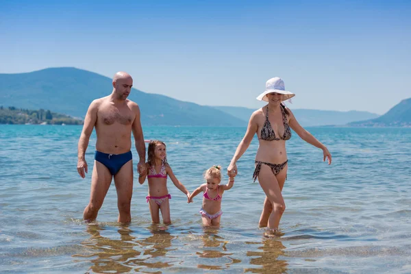 Porträtt av lycklig familj med barn under sommarlovet — Stockfoto