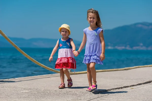 Kleine Schwestern gehen an der Strandküste — Stockfoto