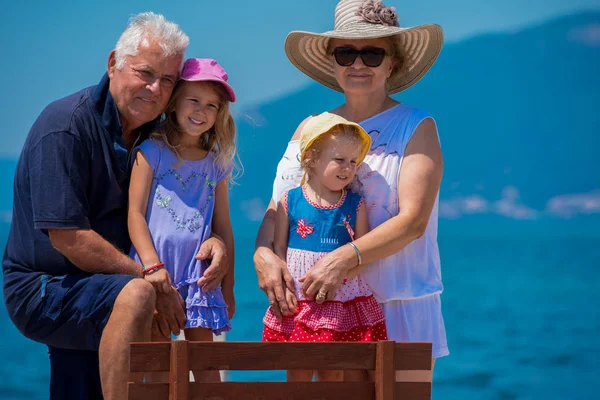 Portrait de grands-parents et petites-filles au bord de la mer — Photo