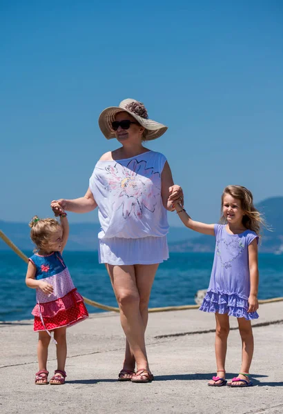 Retrato de una abuela con sus lindas nietas —  Fotos de Stock