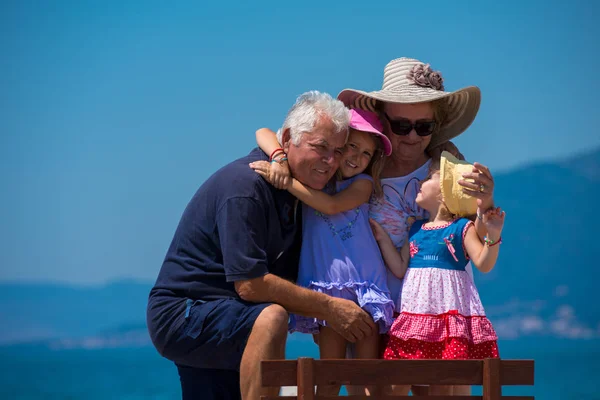 Portret dziadków i wnuczki nad morzem — Zdjęcie stockowe