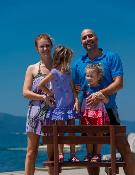 海辺の娘と若い幸せな家族の肖像画 — ストック写真