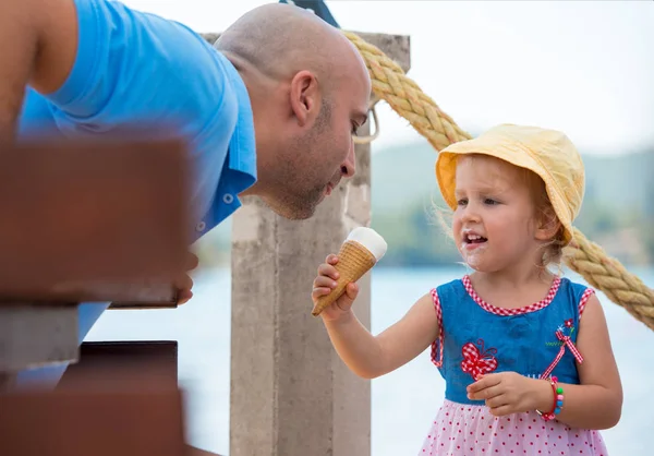 Bonito menina comer sorvete com seu jovem pai — Fotografia de Stock