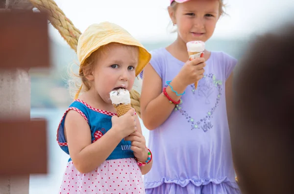 Kleine Mädchen essen Eis am Meer — Stockfoto