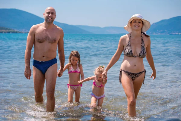 Portrét šťastné rodiny s dětmi během letních prázdnin — Stock fotografie