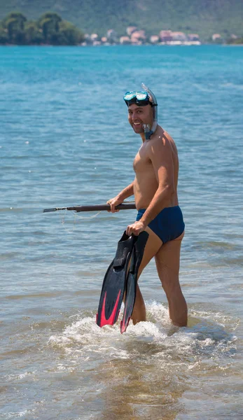 Fisherman preparing for underwater fishing — Stock Photo, Image