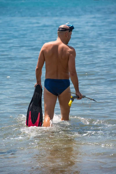 Fisherman preparing for underwater fishing — Stock Photo, Image