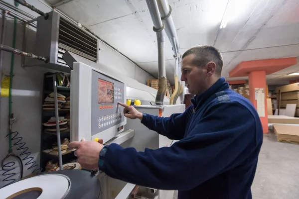 Falegname che calcola e programma una macchina per la lavorazione del legno CNC — Foto Stock