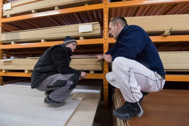 iki genç marangozlar yeni fiyatlar yazma