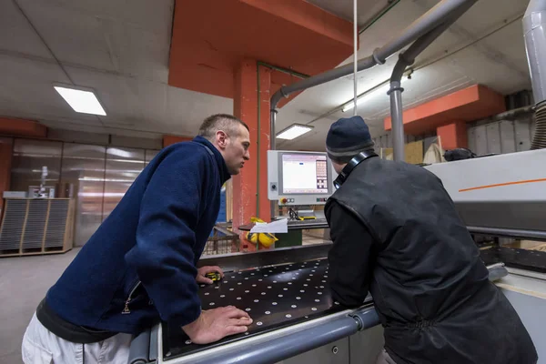 Carpinteiros calculando e programando uma máquina de trabalho de madeira cnc — Fotografia de Stock