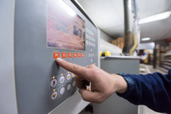 Carpinteiro cálculo e programação de uma máquina de trabalho de madeira cnc — Fotografia de Stock