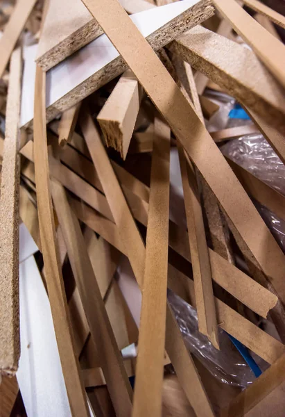 大工の手工芸品から残った木片を切る — ストック写真