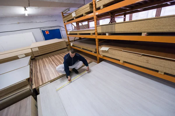 Timmerman meten houten plank — Stockfoto