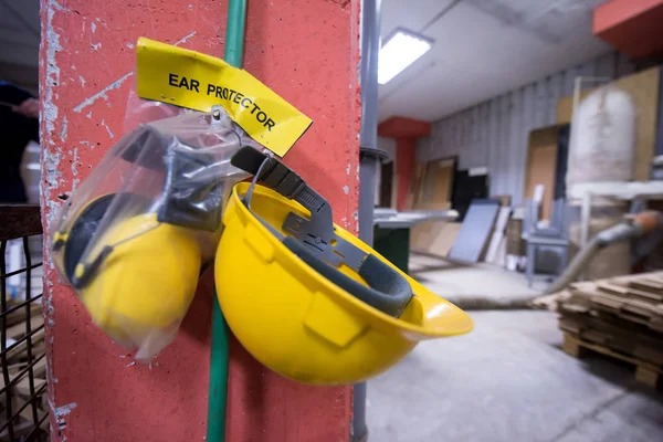 Equipo de seguridad estándar casco amarillo y protección de oídos —  Fotos de Stock