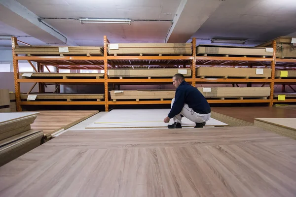 Carpenter measuring wooden board — Stock Photo, Image