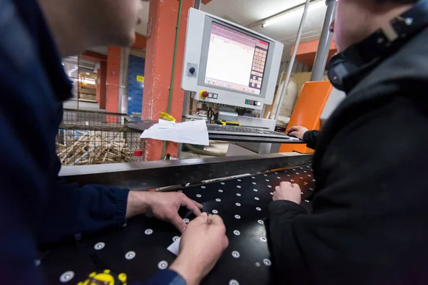 Charpentiers calculant et programmant une machine de travail du bois CNC — Photo