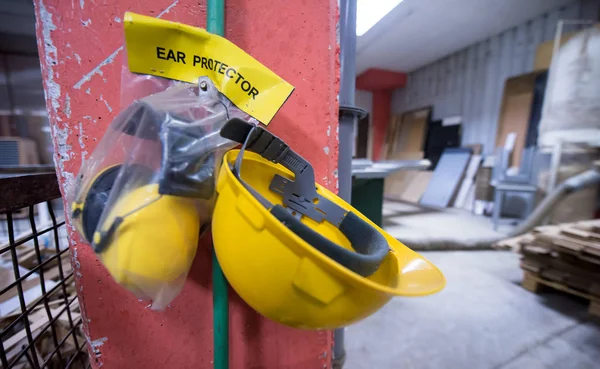 Equipamento de segurança padrão capacete amarelo e proteção das orelhas — Fotografia de Stock