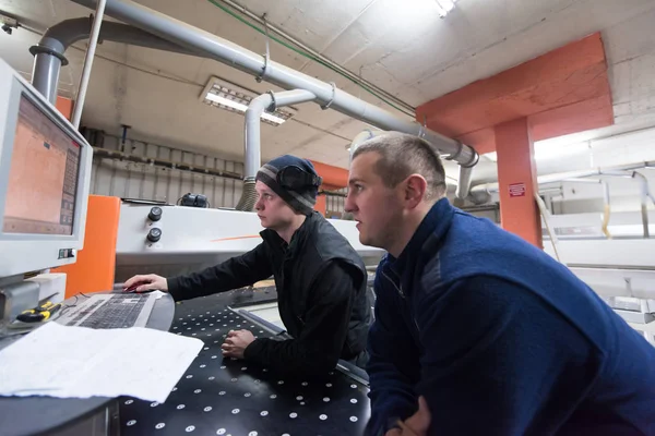 Carpinteiros calculando e programando uma máquina de trabalho de madeira cnc — Fotografia de Stock