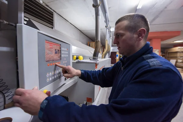 Falegname che calcola e programma una macchina per la lavorazione del legno CNC — Foto Stock