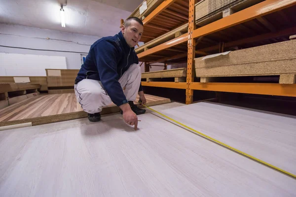 大工の木の板を測定 — ストック写真
