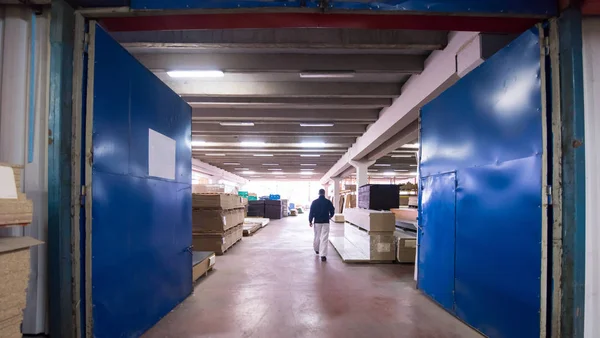 Carpinteiro andando através da fábrica — Fotografia de Stock