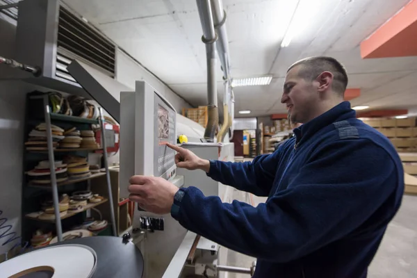 Charpentier calculant et programmant une machine de travail du bois CNC — Photo