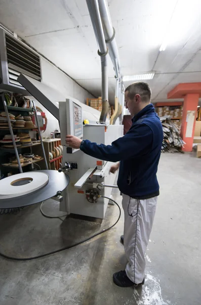 Carpintero calcular y programar una máquina de trabajo de madera cnc —  Fotos de Stock