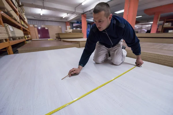 木匠测量木板 — 图库照片