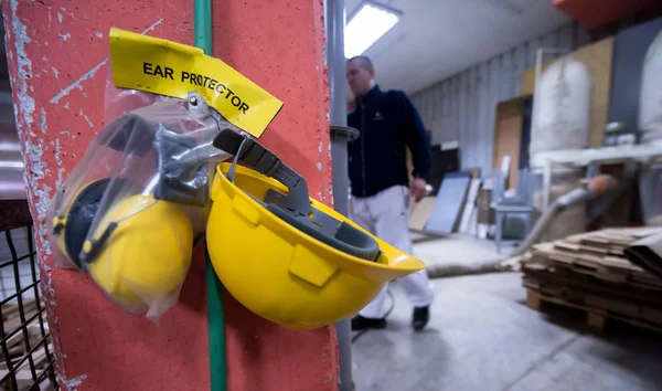 Équipement de sécurité standard casque jaune et protection des oreilles — Photo