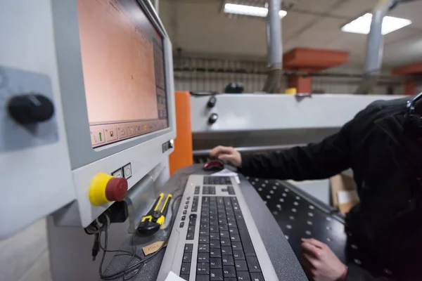 Carpinteiros calculando e programando uma máquina de trabalho de madeira cnc — Fotografia de Stock