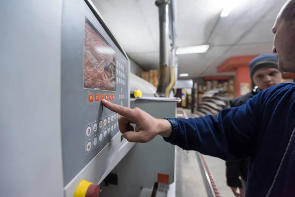 Charpentier calculant et programmant une machine de travail du bois CNC — Photo