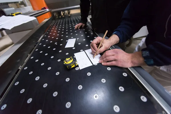 Charpentiers calculant et programmant une machine de travail du bois CNC — Photo