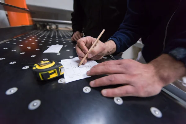Charpentiers calculant et programmant une machine de travail du bois CNC — Photo